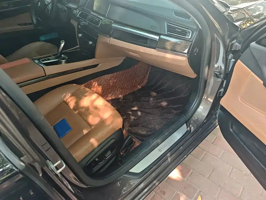 BMW 7 Series — миниатюра 8