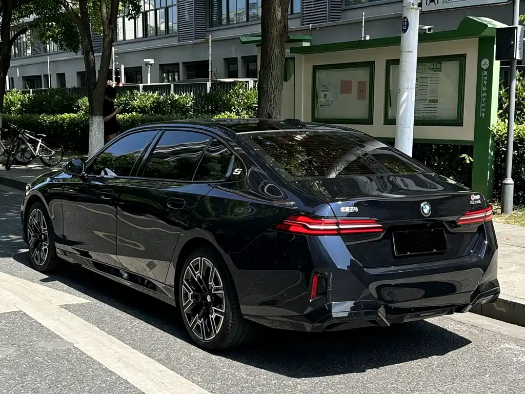 BMW 5 Series — миниатюра 38