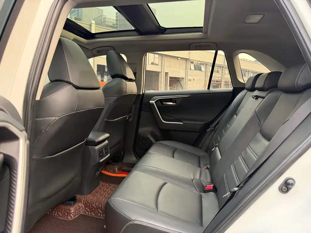 Toyota RAV4 — миниатюра 5