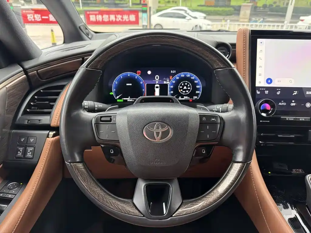Toyota Alphard — миниатюра 10