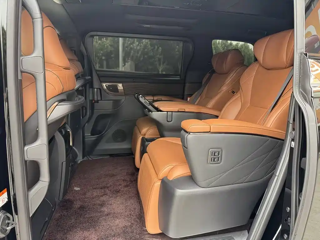 Toyota Alphard — миниатюра 12
