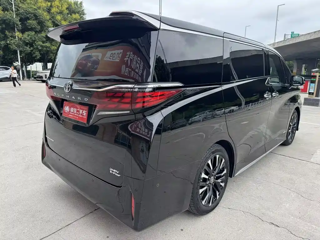 Toyota Alphard — миниатюра 6