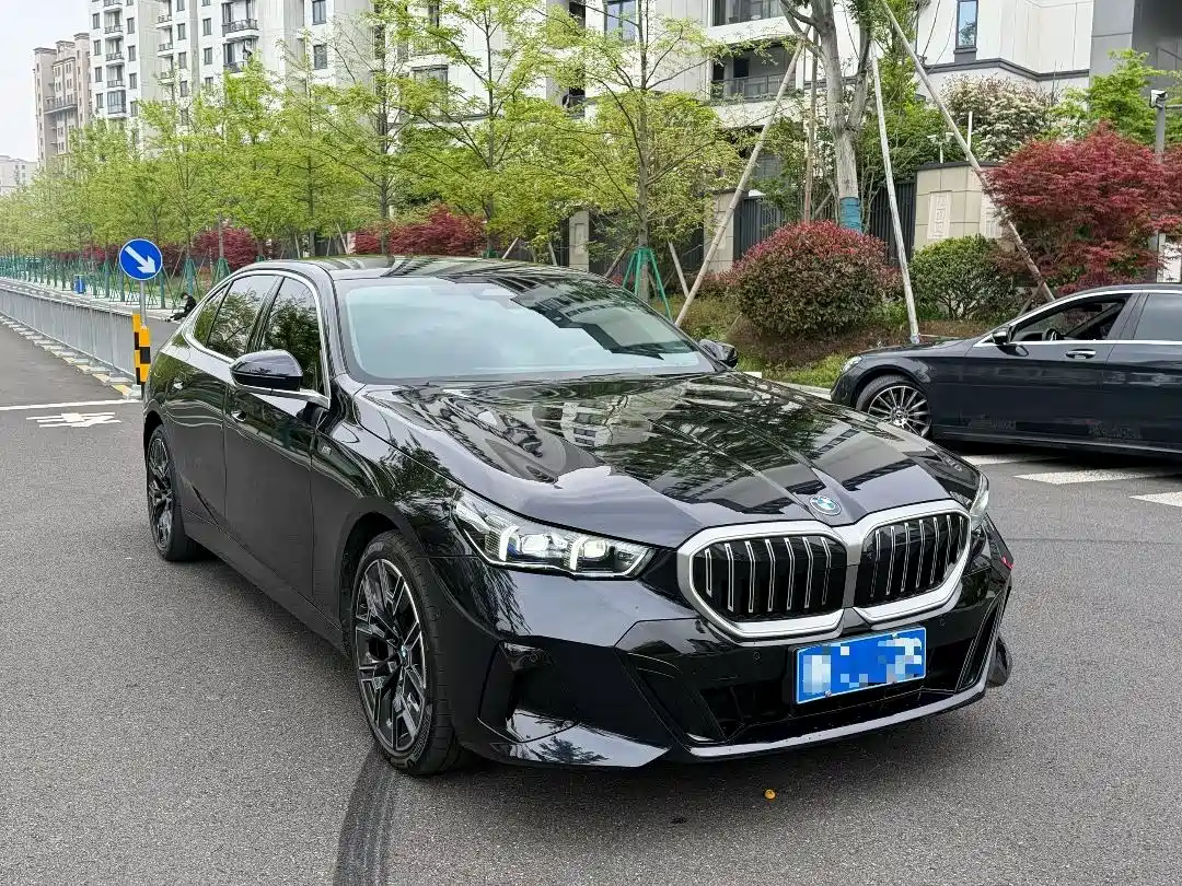 BMW 5 series 2026 Черный из Китая, фото 2