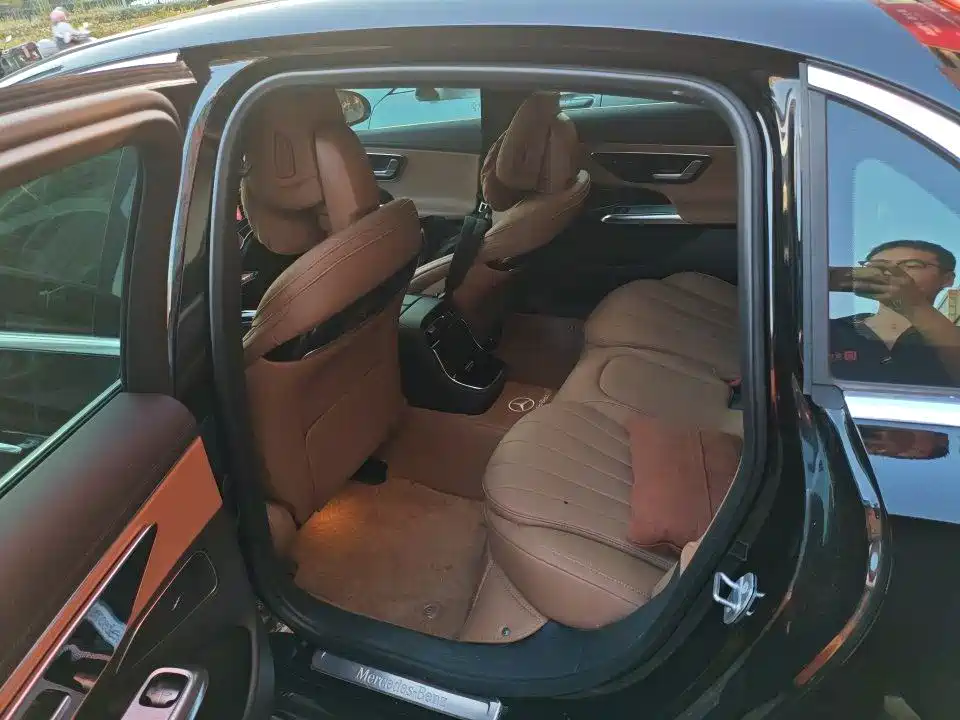 Mercedes-Benz E-Class — миниатюра 6