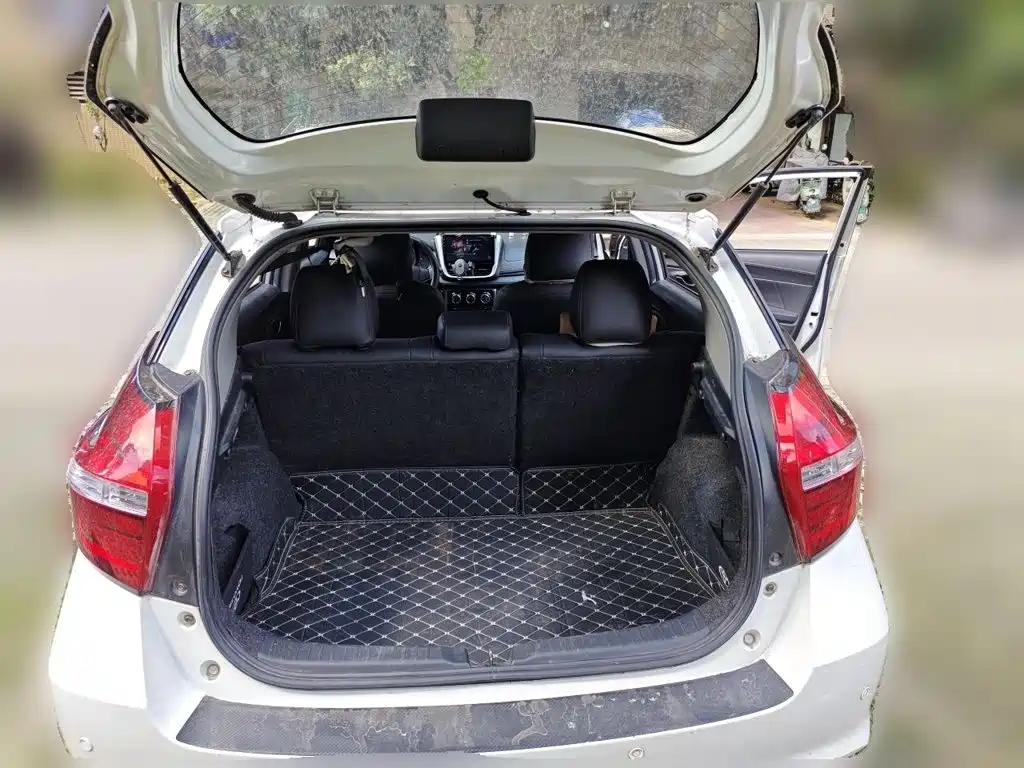 Toyota Yaris L — миниатюра 10
