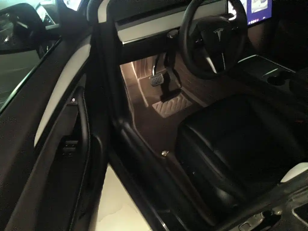 Tesla Model Y — миниатюра 16
