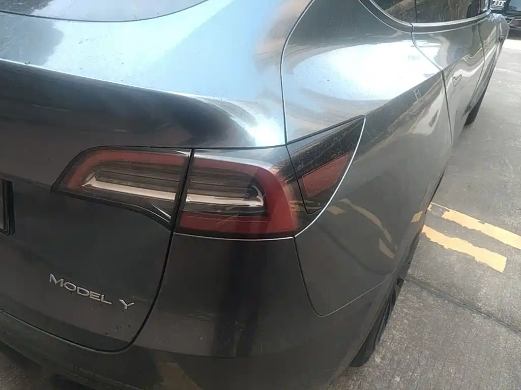Tesla Model Y — миниатюра 8