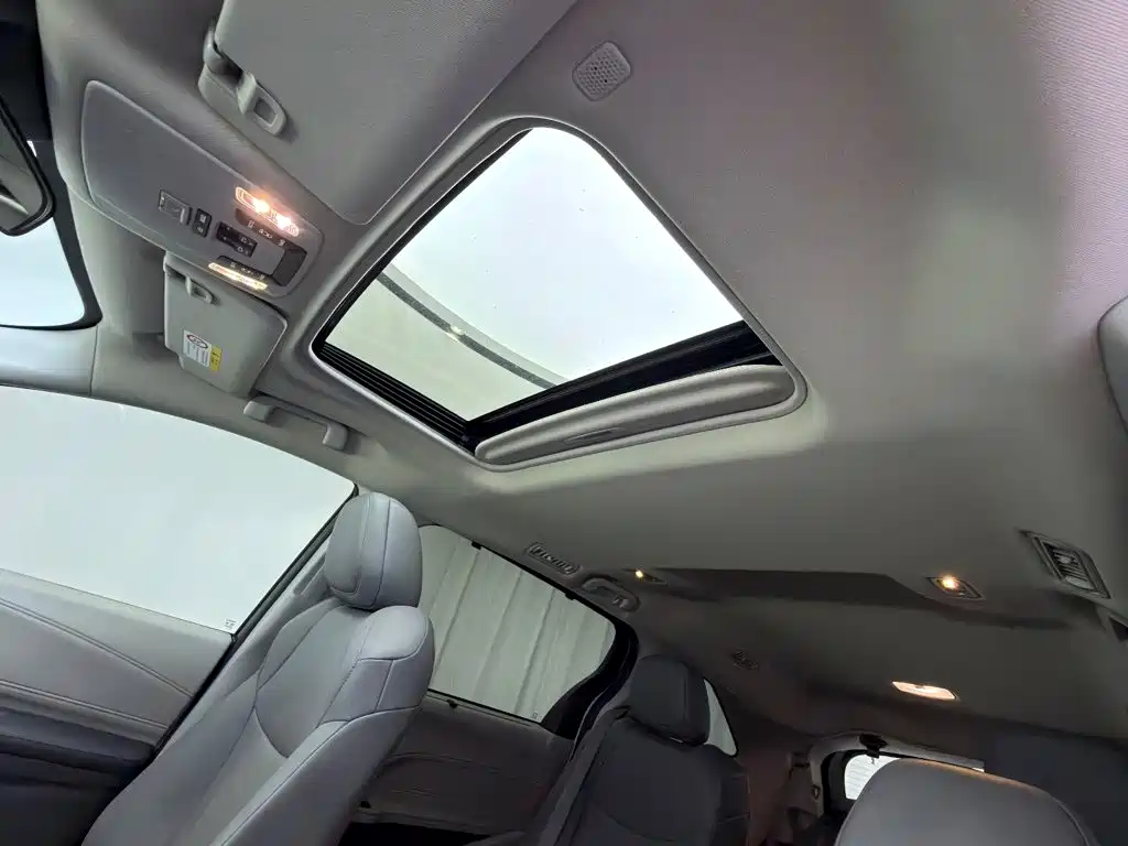 Toyota Granvia — миниатюра 8
