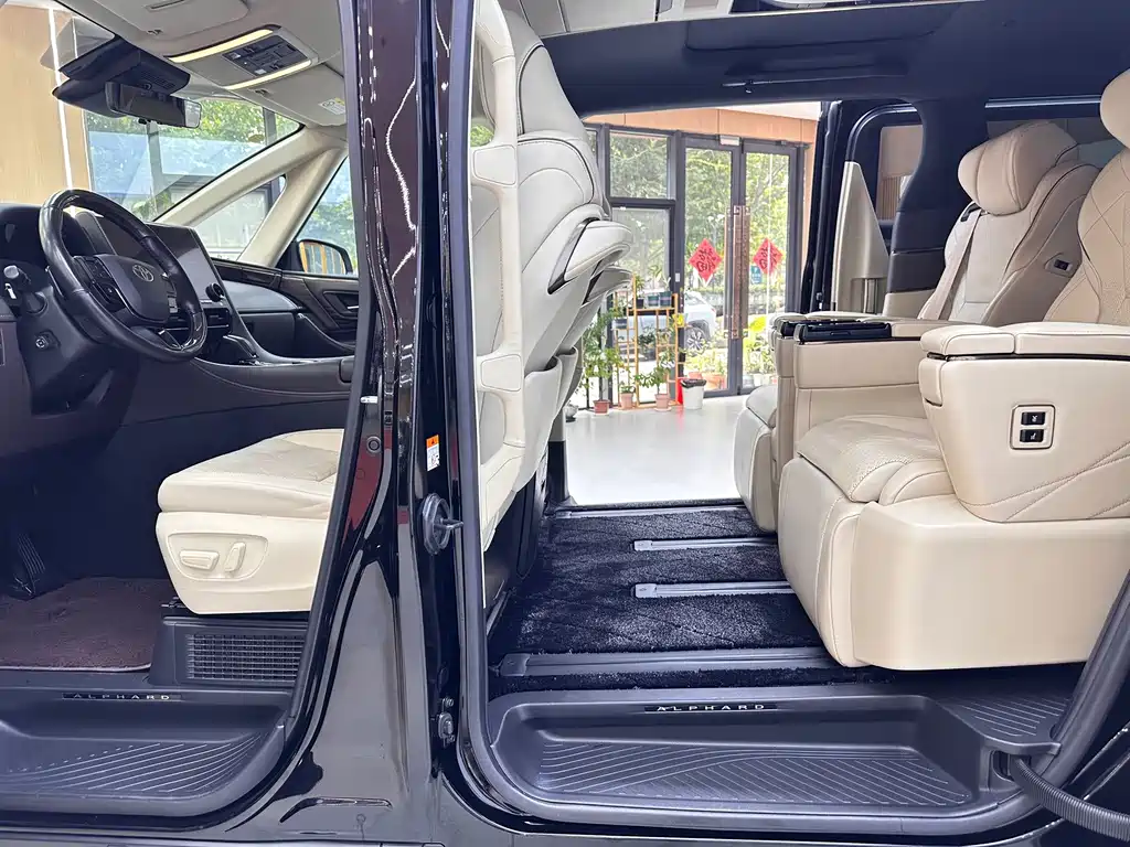 Toyota Alphard — миниатюра 9