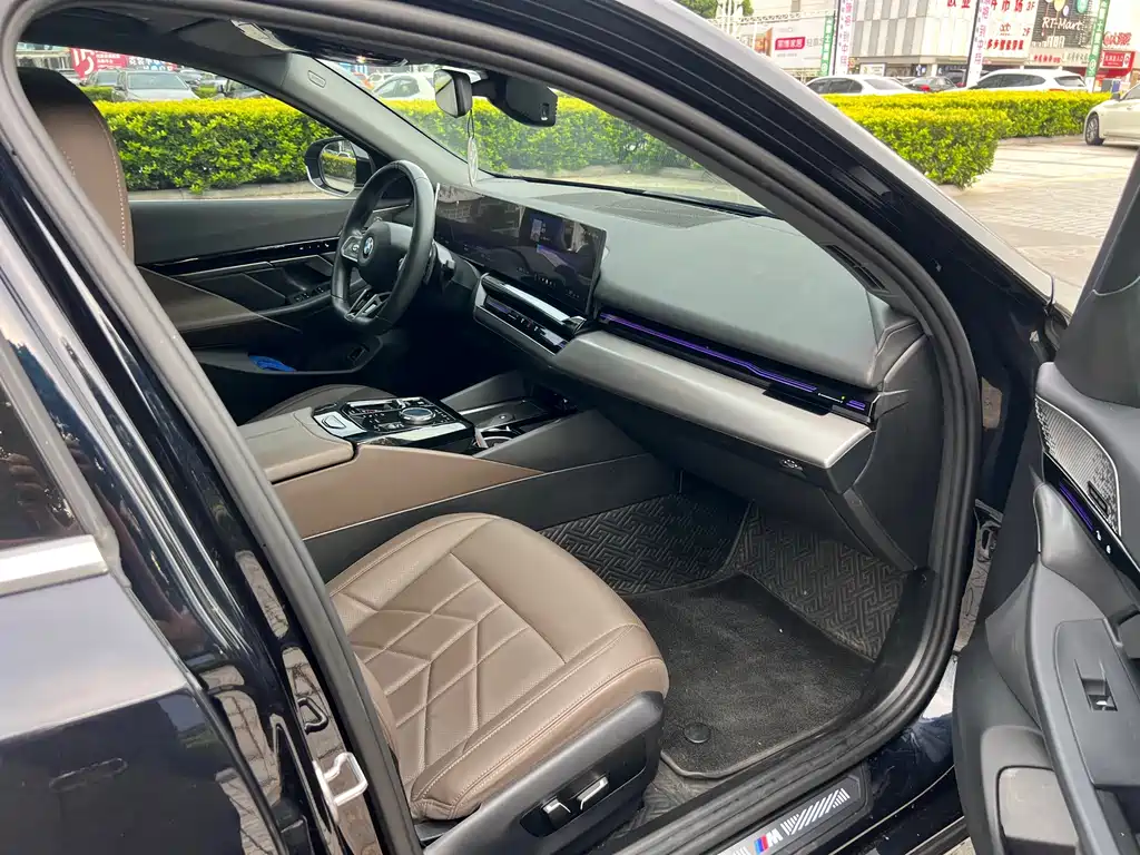 BMW 5 Series — миниатюра 10