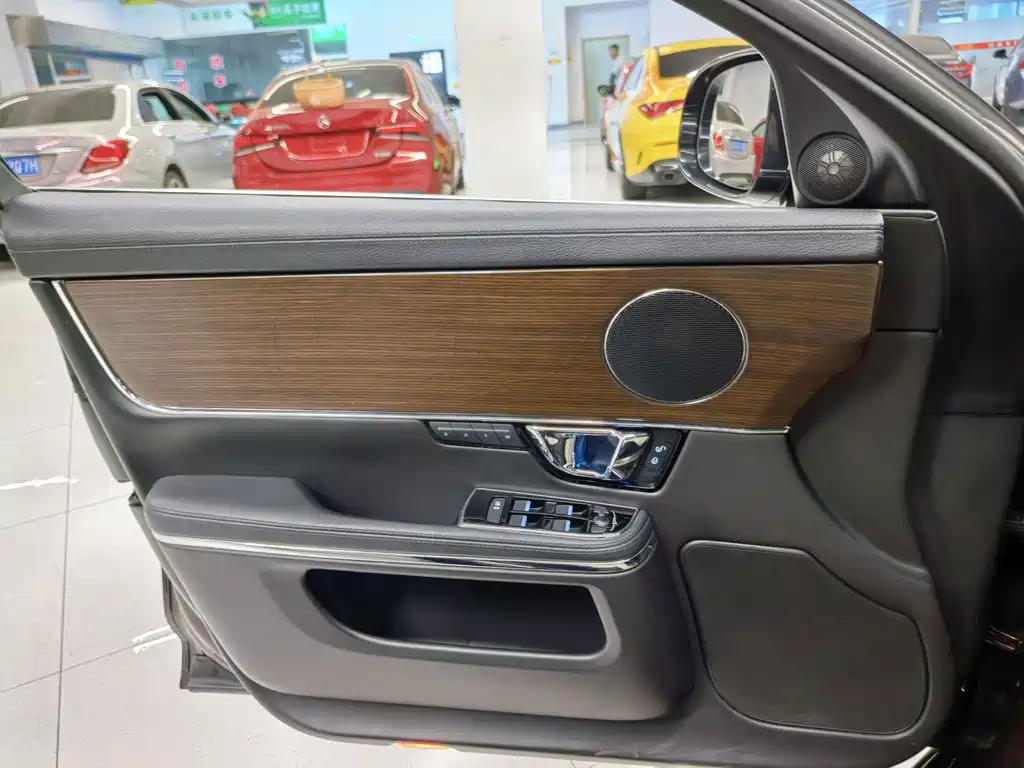 Jaguar XJ — миниатюра 14