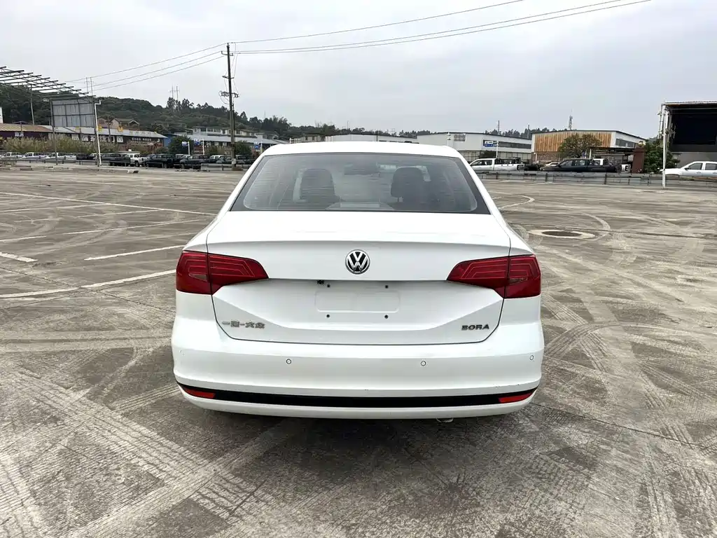VOLKSWAGEN BORA