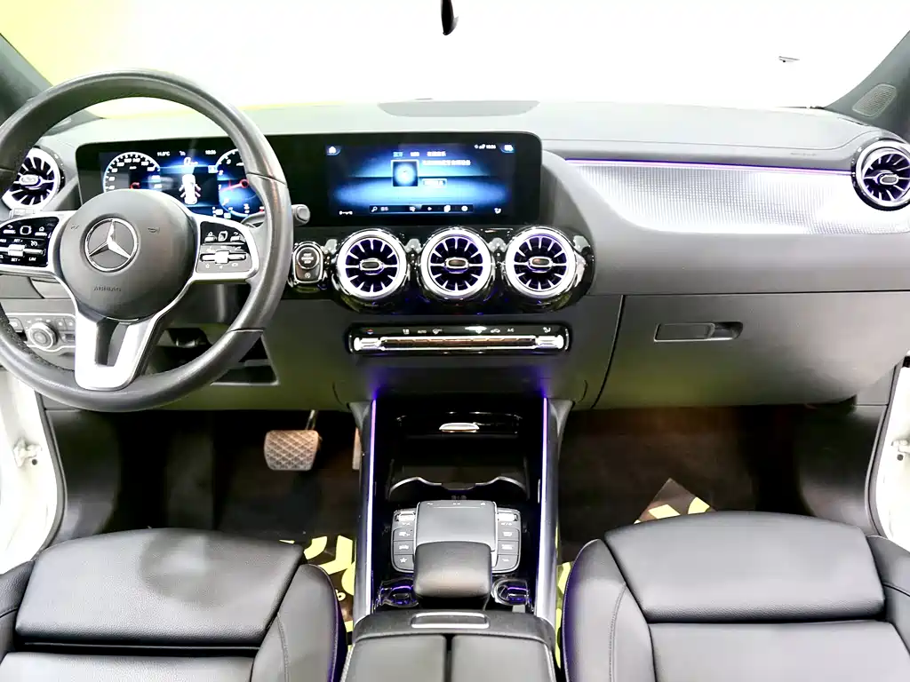 MERCEDES-BENZ GLA