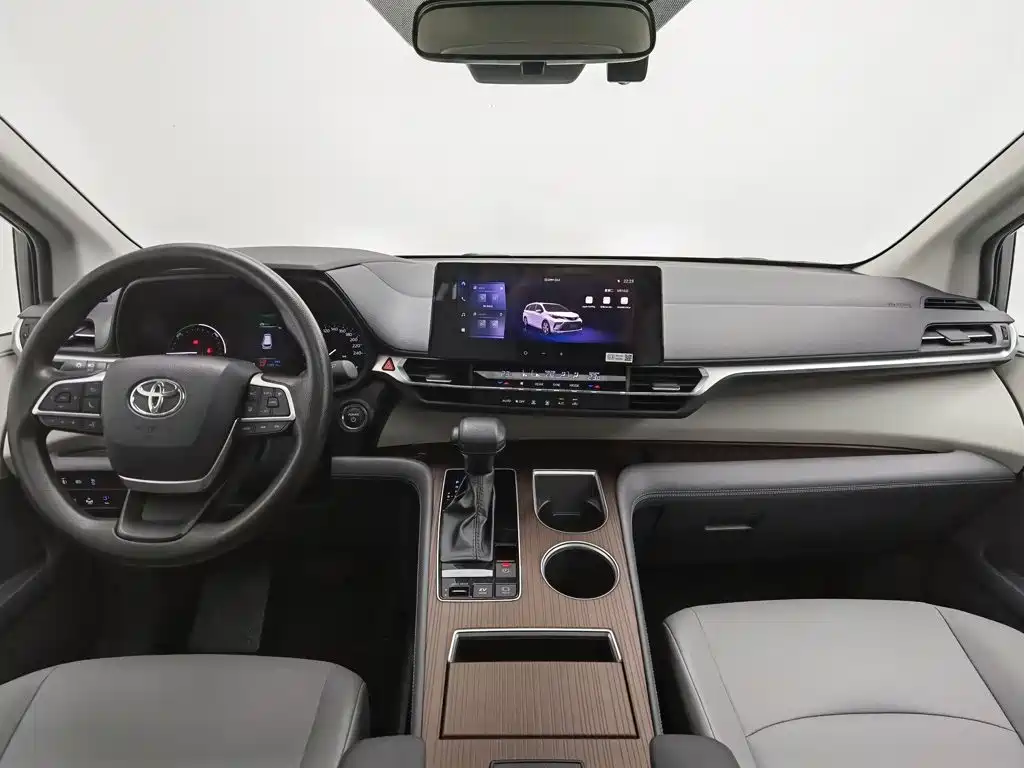 Toyota Granvia — миниатюра 5