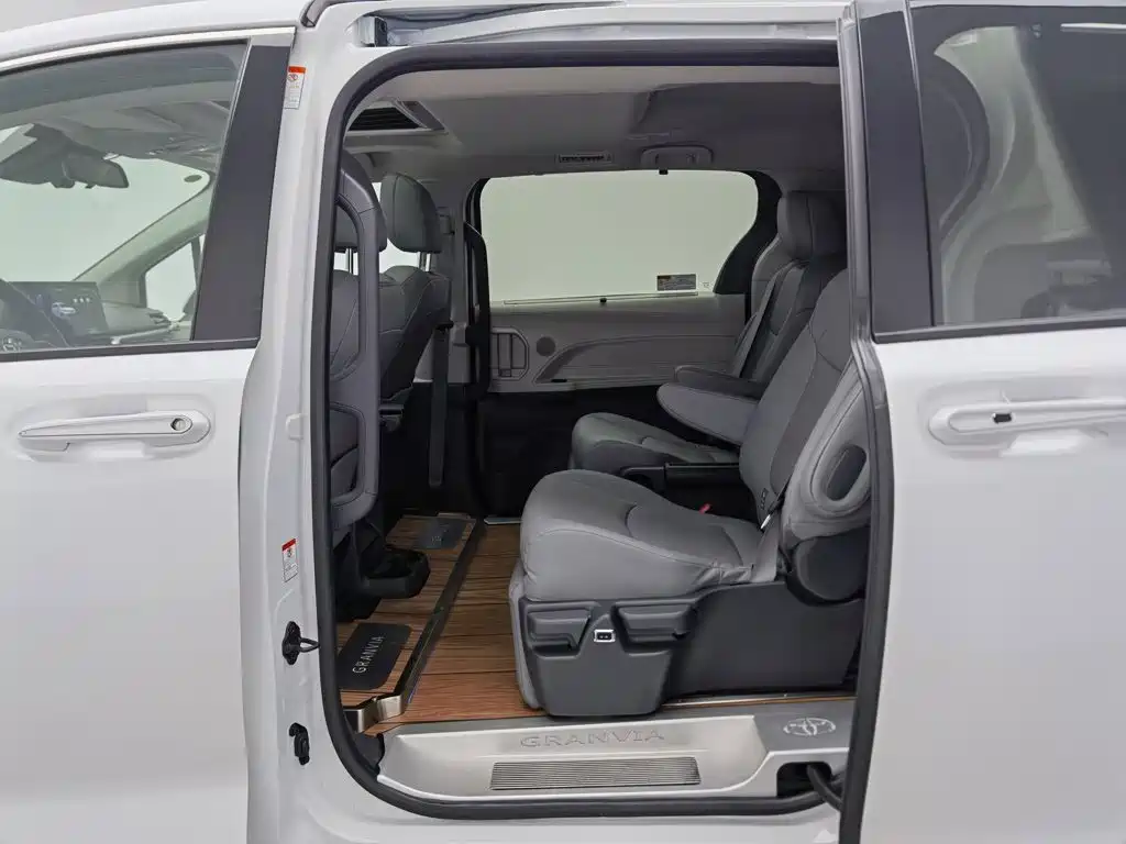 Toyota Granvia — миниатюра 15