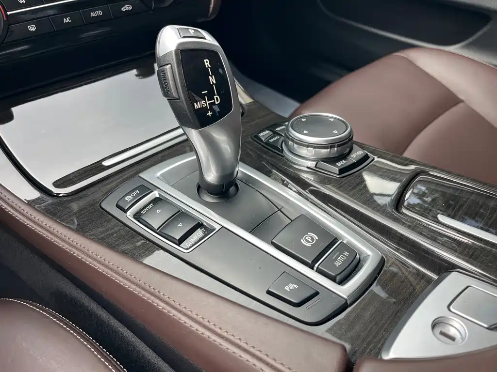BMW 5 Series — миниатюра 11