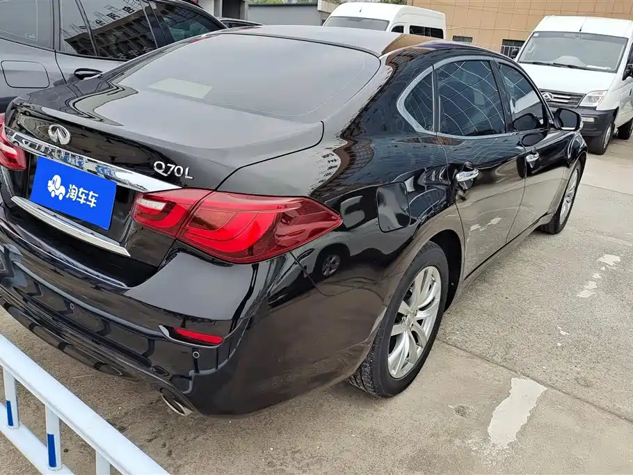 INFINITI Q70