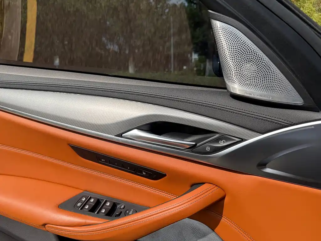 BMW M5 — миниатюра 9