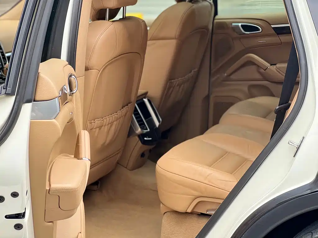 Porsche Cayenne — миниатюра 7