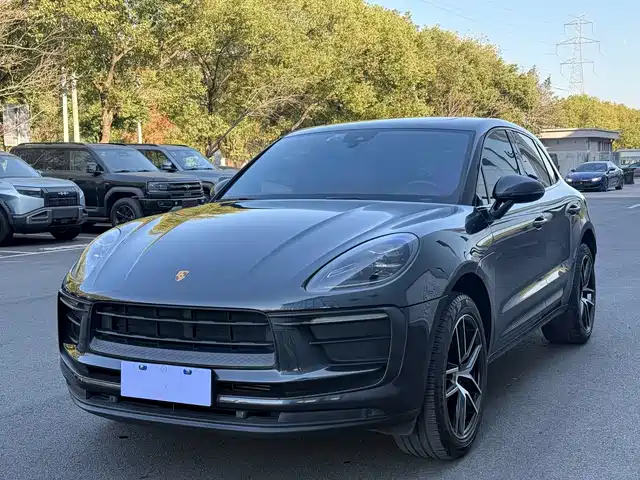 PORSCHE MACAN