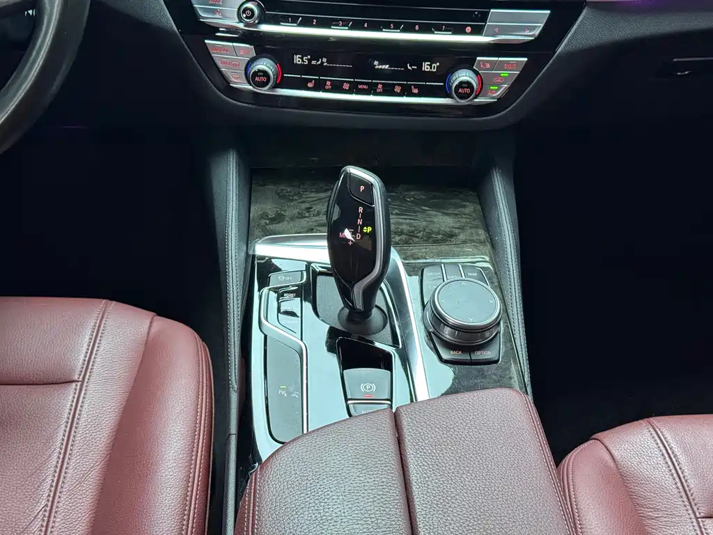 BMW 5 Series — миниатюра 13