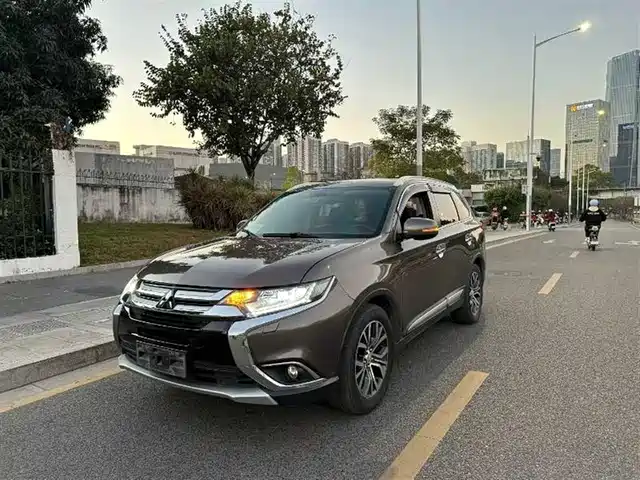 MITSUBISHI OUTLANDER 2017