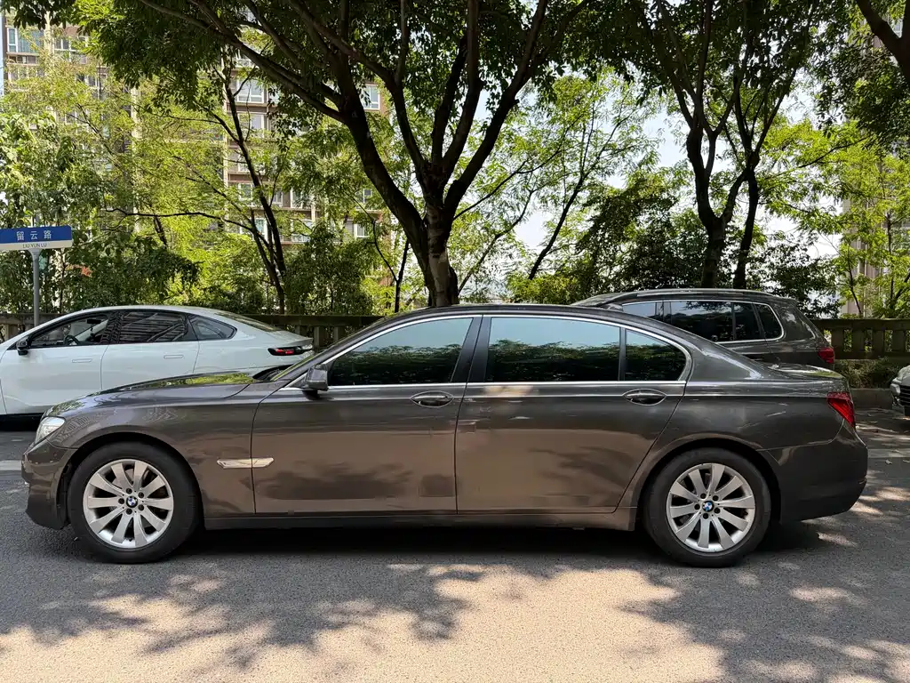 BMW 7 Series — миниатюра 4