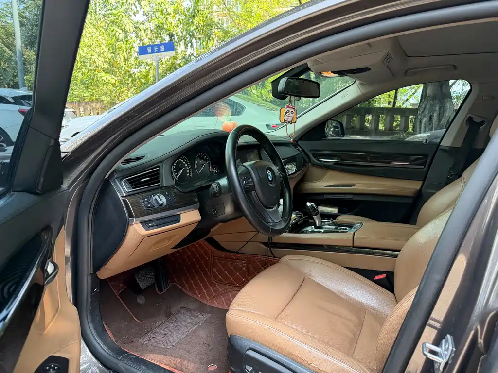 BMW 7 Series — миниатюра 11