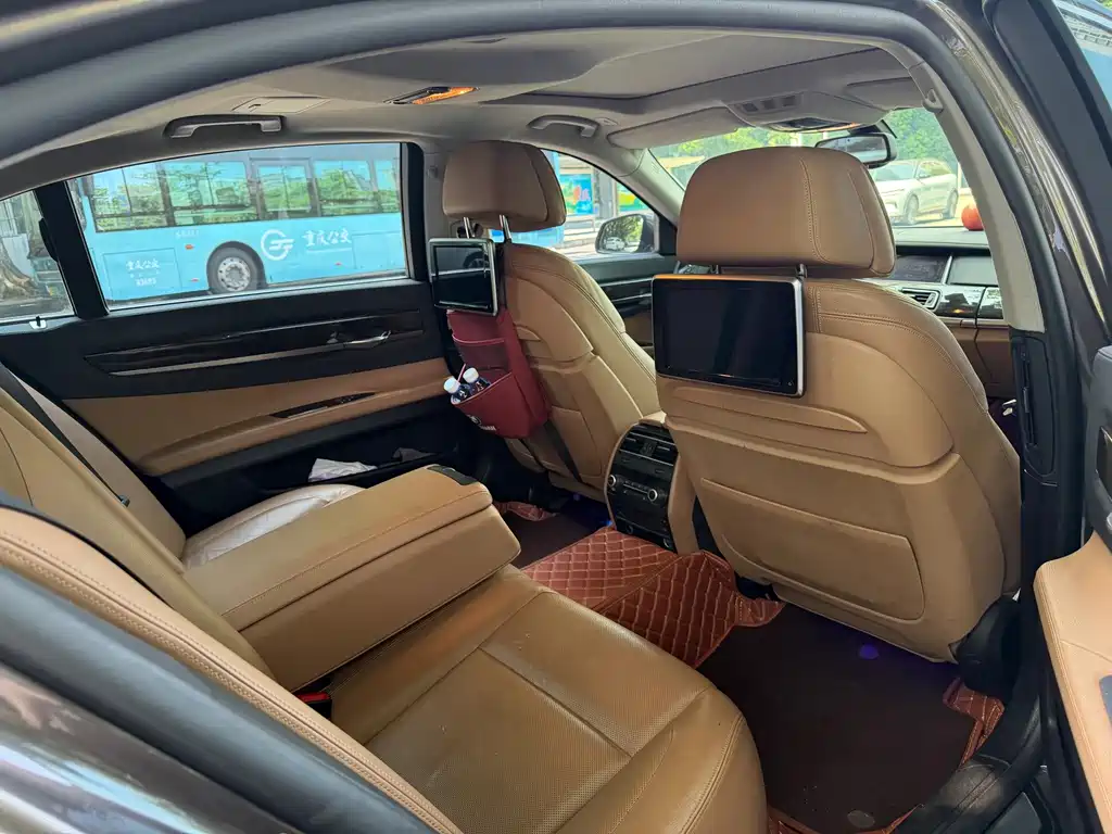BMW 7 Series — миниатюра 13