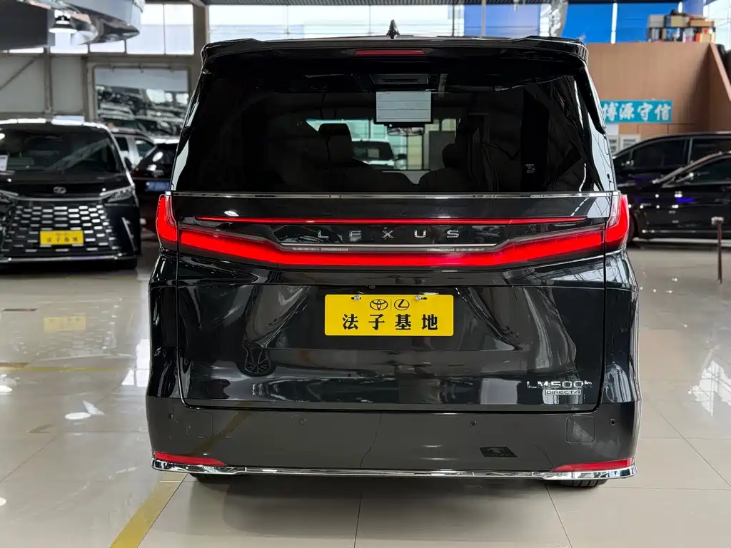 LEXUS LM