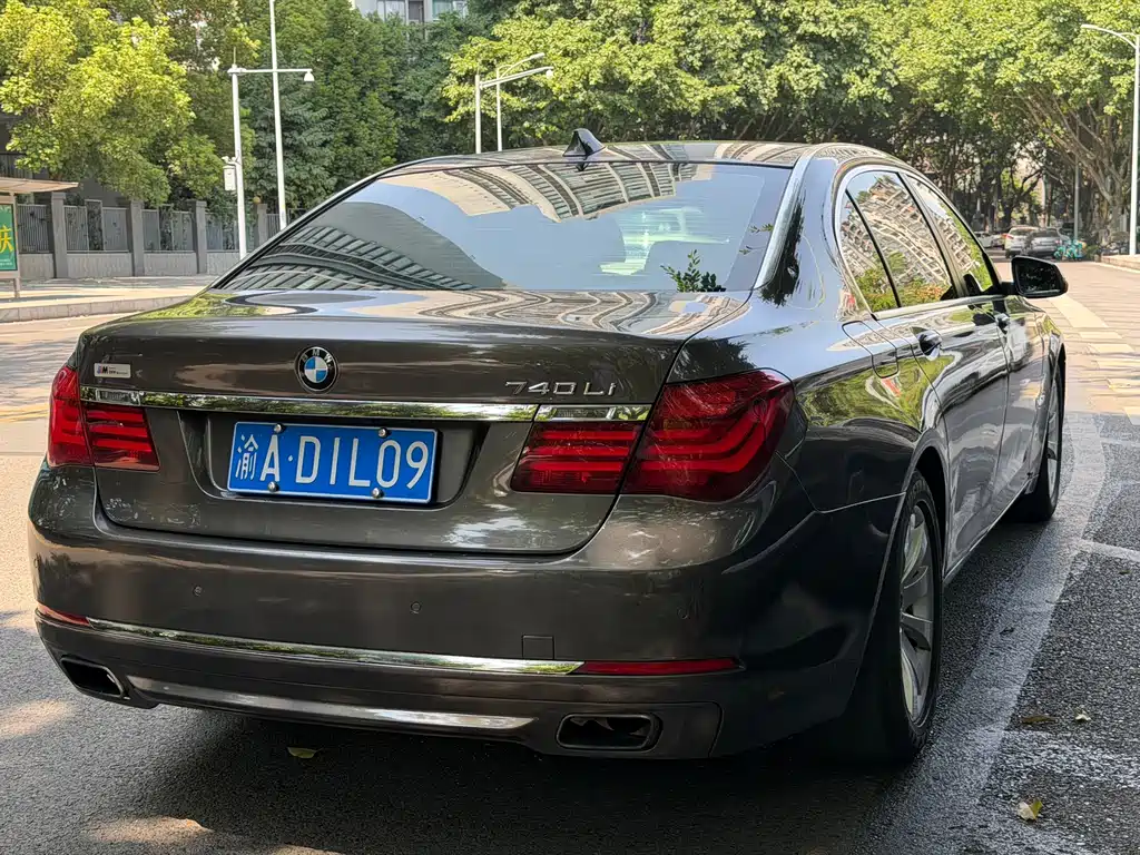 BMW 7 Series — миниатюра 6