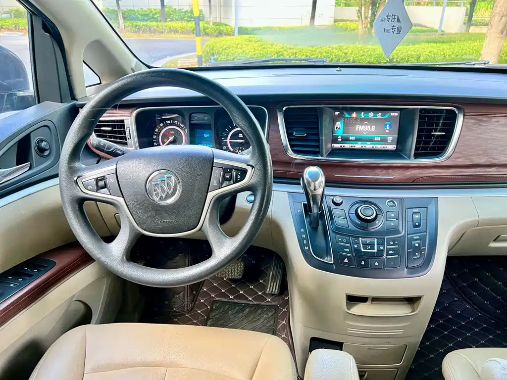 Buick GL8 — миниатюра 12
