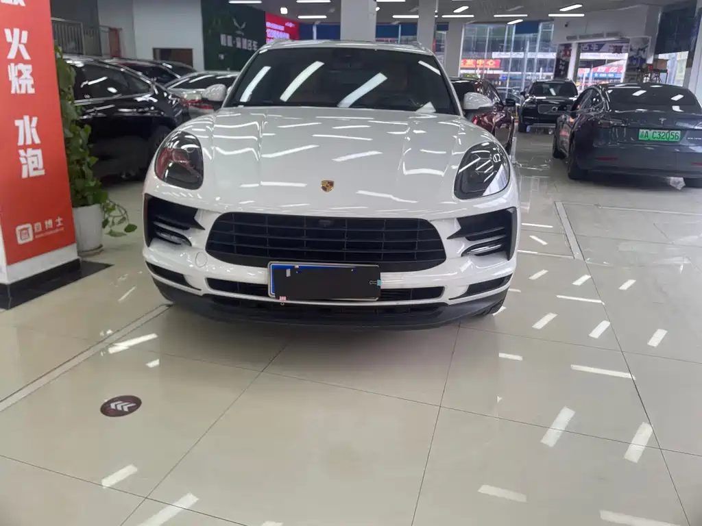 PORSCHE MACAN
