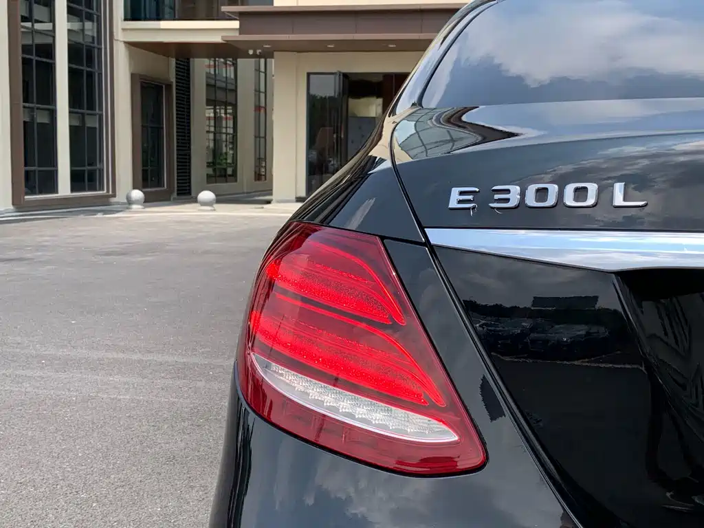 Mercedes-Benz E-Class — миниатюра 11