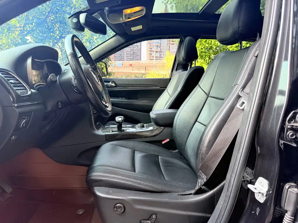 Jeep Grand Cherokee (Import) — миниатюра 10
