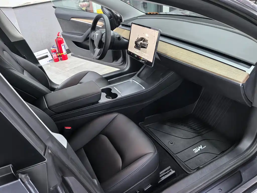 Tesla Model 3 — миниатюра 10