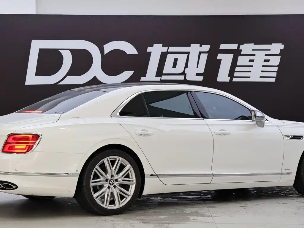 Bentley Flying Spur PHEV — миниатюра 7