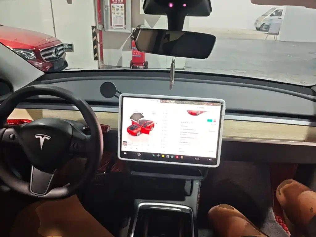 Tesla Model Y — миниатюра 10