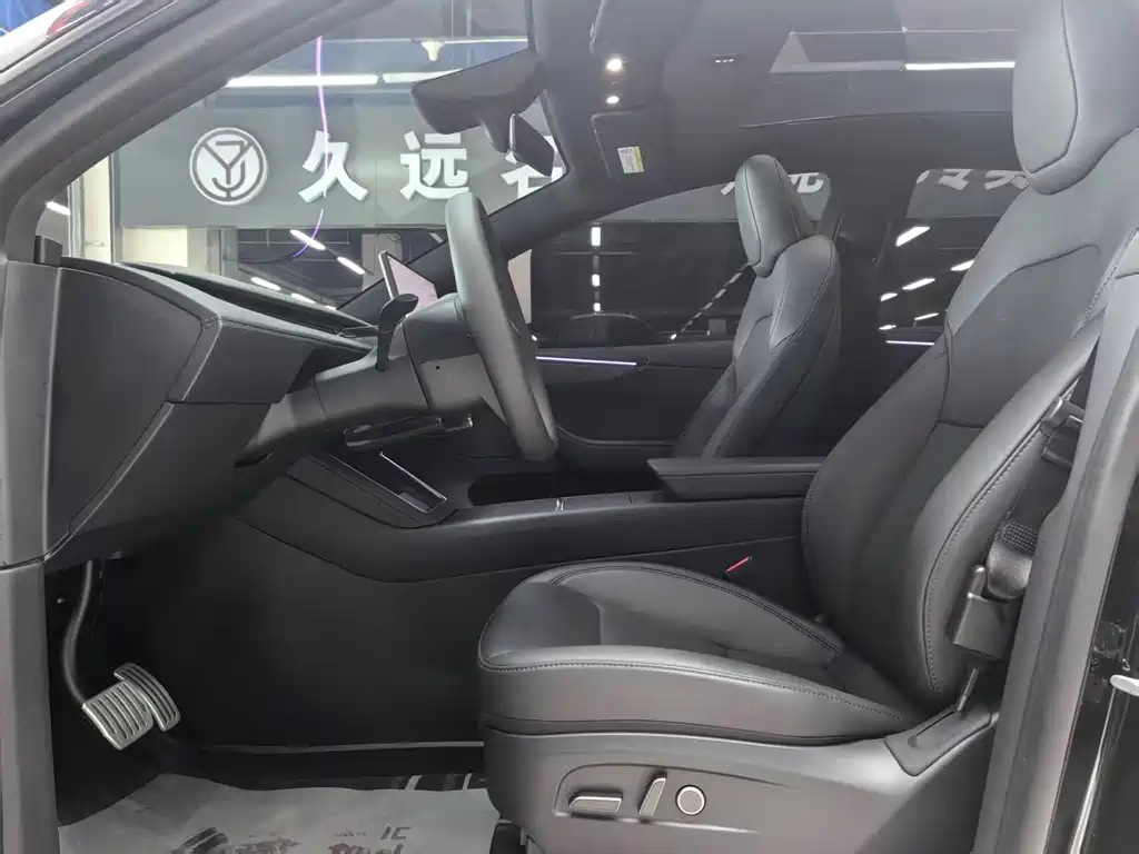 Tesla Model Y — миниатюра 8
