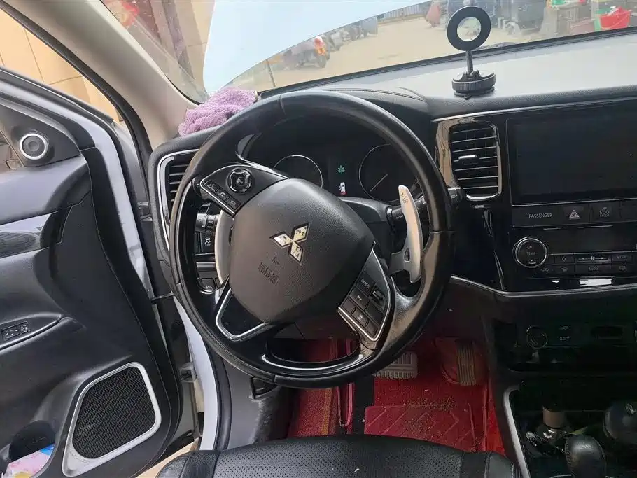 MITSUBISHI OUTLANDER