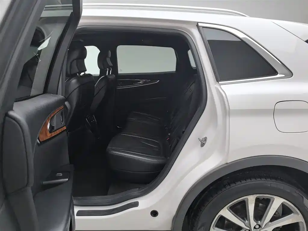 LINCOLN NAVIGATOR (IMPORT)