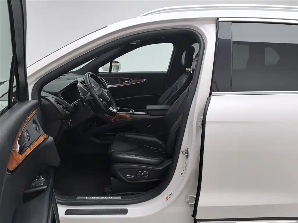 LINCOLN NAVIGATOR (IMPORT)