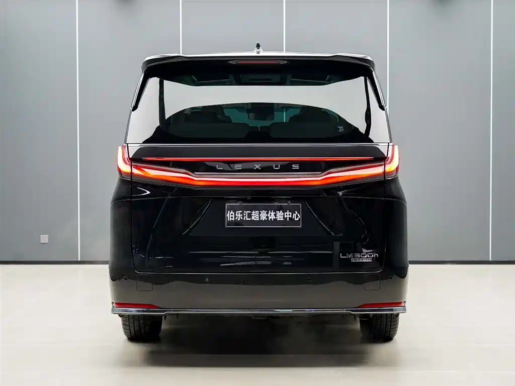 Lexus LM 2023 500h мест