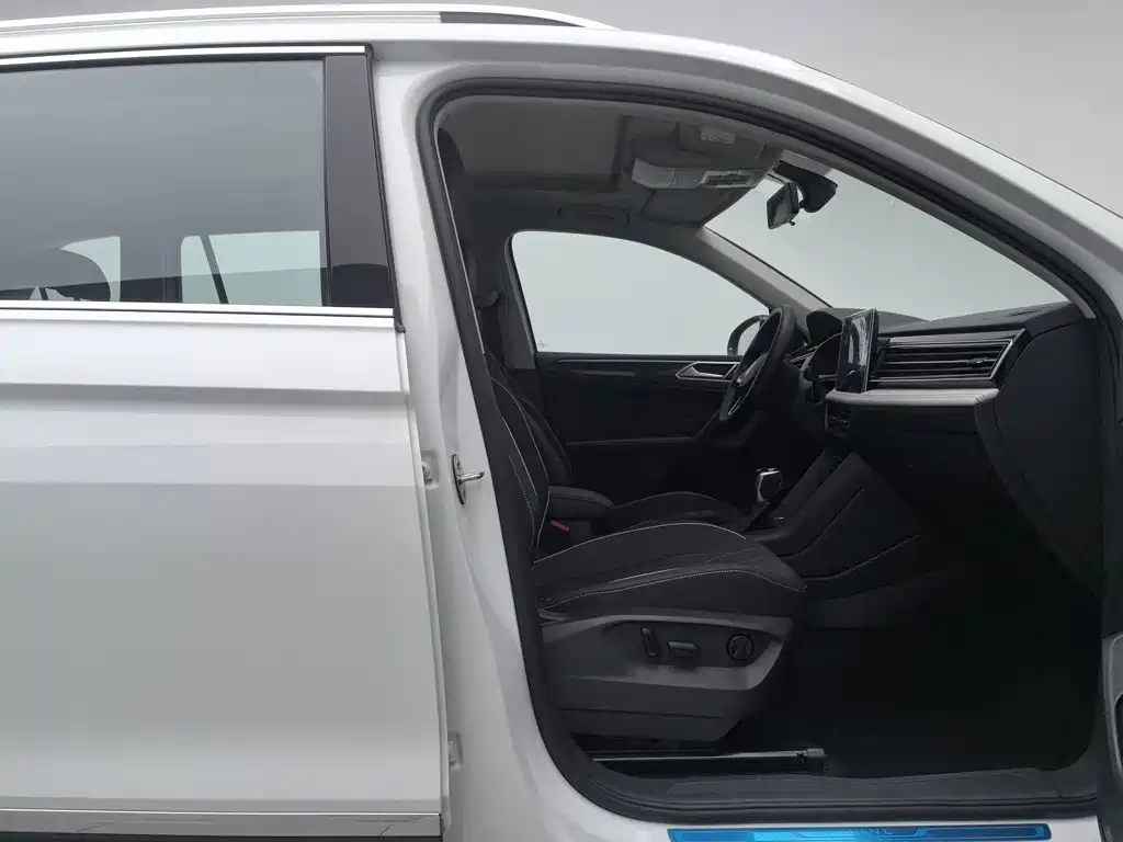 Volkswagen Tiguan L — миниатюра 23