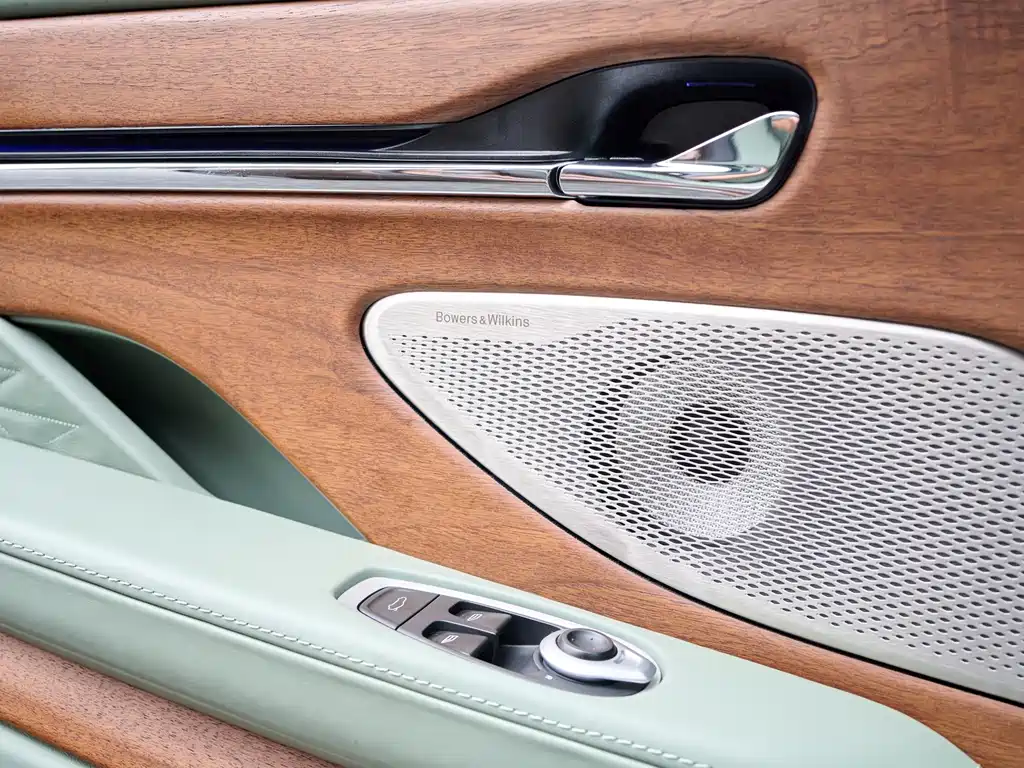Aston Martin DB12 — миниатюра 32