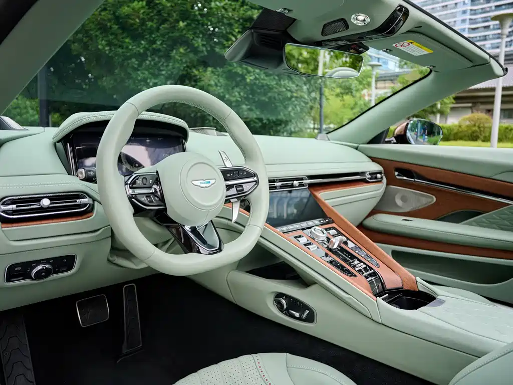 Aston Martin DB12 — миниатюра 18