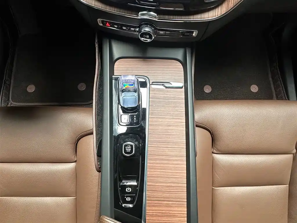 VOLVO XC60 PLUG IN HYBRID