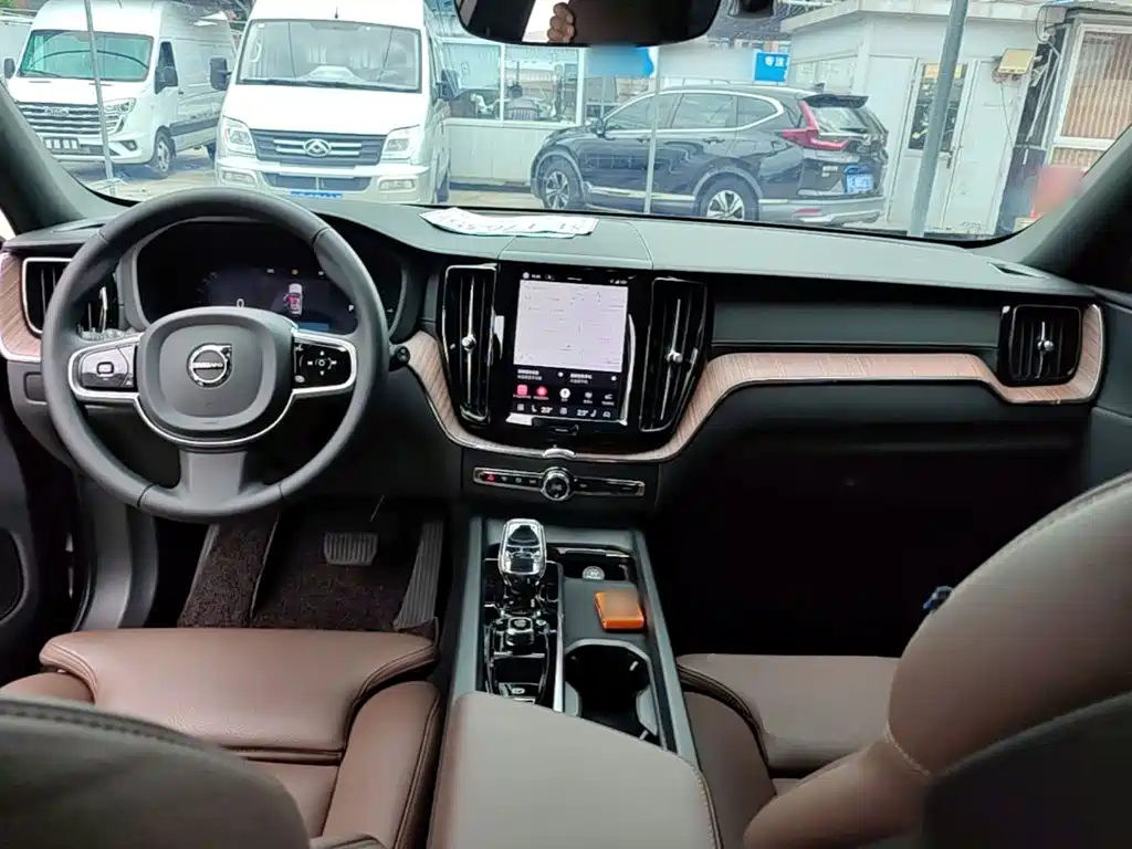 Volvo XC60 PHEV — миниатюра 10