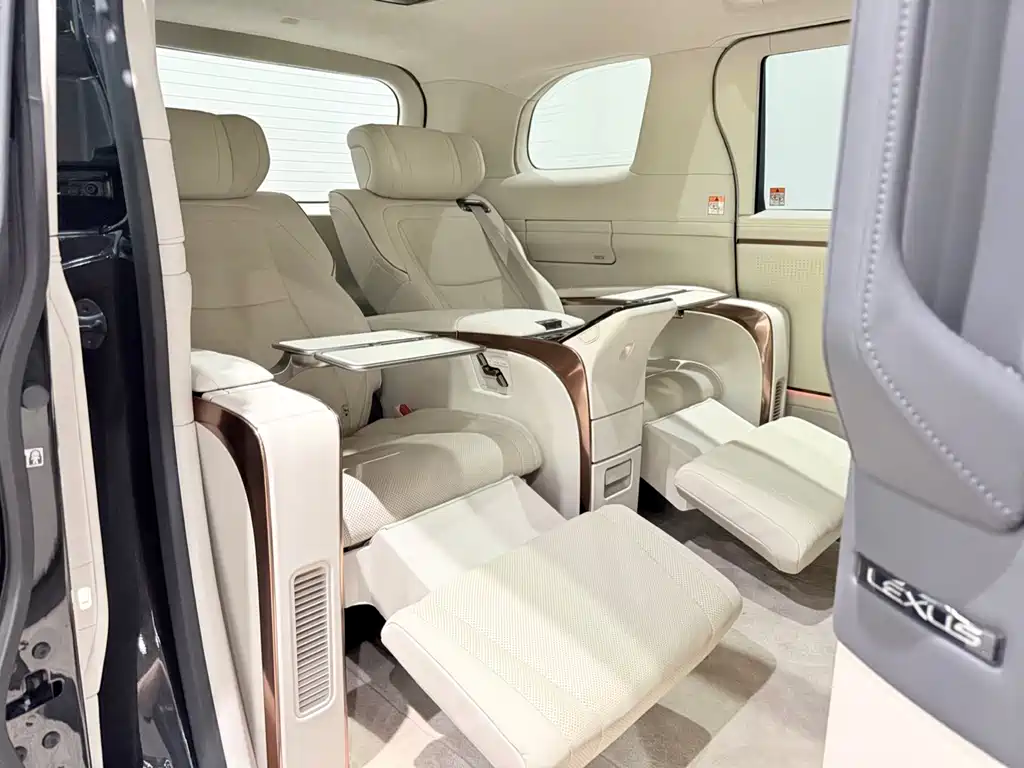 Lexus LM 2025 500h мест