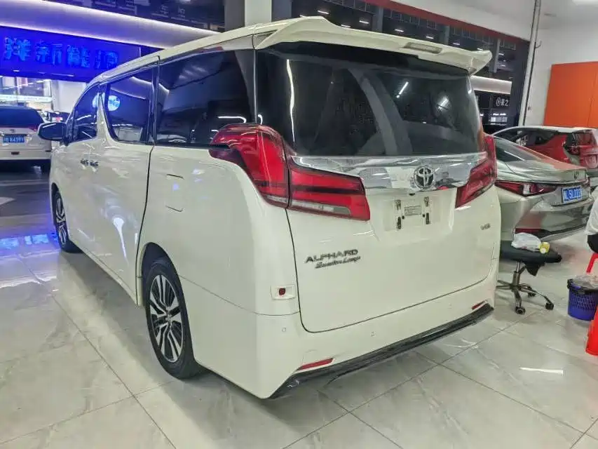 Toyota Alphard — миниатюра 8